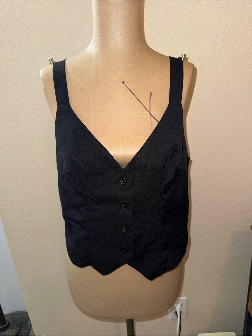 Women’s H&M Divided black sleeveless button front vest